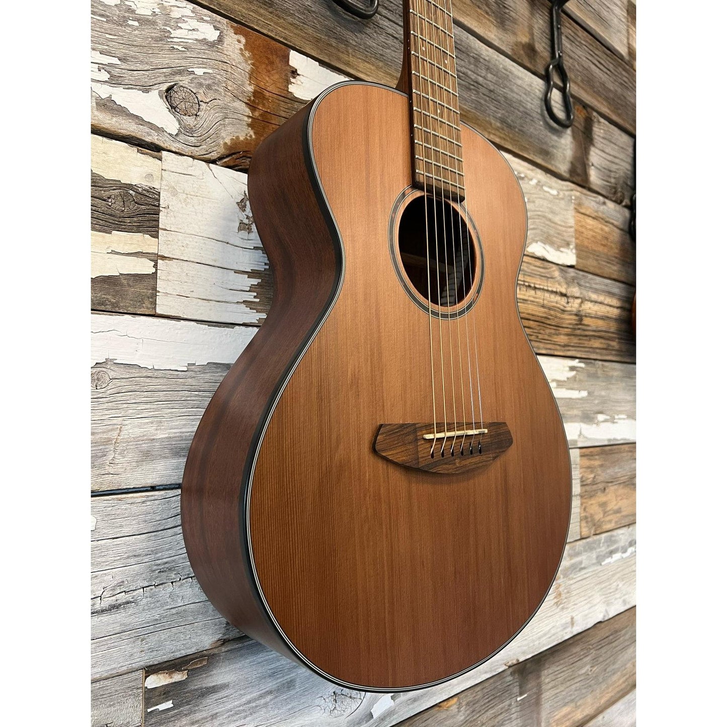 LIKE NEW Breedlove Discovery Companion, Natural