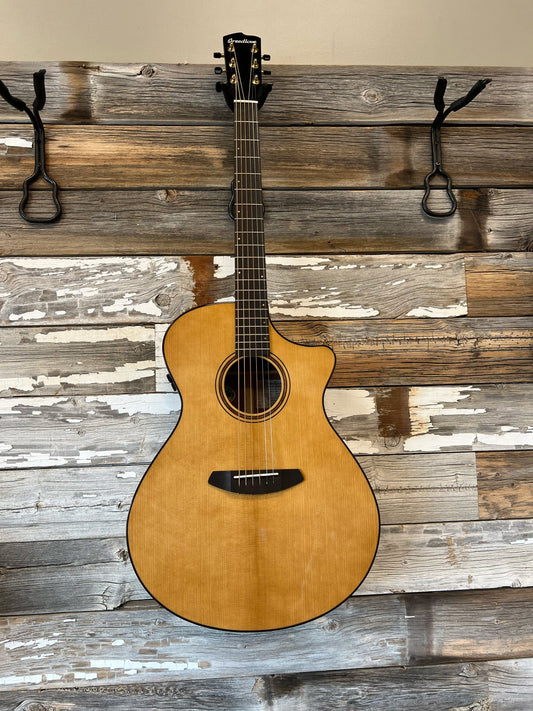 Breedlove Performer Pro Concerto Aged Toner CE, European spruce w/hard  & Stickerscase